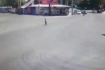 Фотография к новости: Мужчина ложился на дорогу и пытался спрыгнуть с моста в Шымкенте