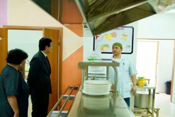 Фотография к новости: Асхат Аймагамбетов остался недоволен ценами в столовых казахстанских школ