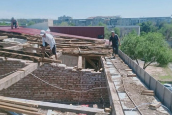 Фотография к новости: В Шымкенте ремонтируют обрушившуюся крышу футбольного стадиона