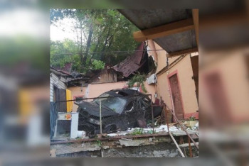 Фотография к новости: Автомобиль "упал" на частный дом в Алматинской области