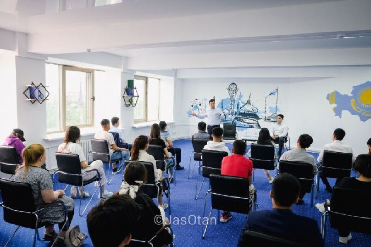 Молодежное крыло партии Amanat проводит разъяснительную работу по референдуму