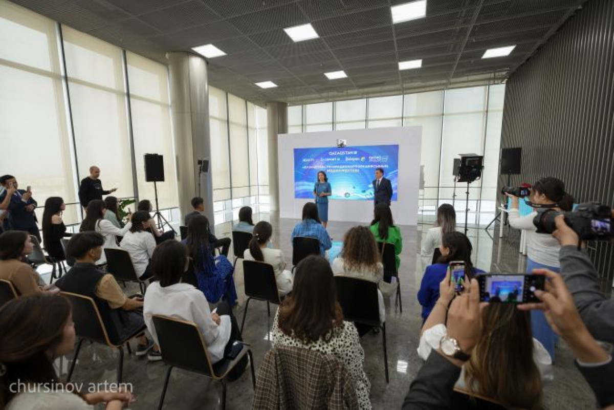 Выпускникам медиашколы РТРК "Казахстан" вручили сертификаты в "Қазмедиа орталығы"