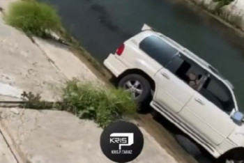 Фотография к новости: Выпускник из Тараза перепутал газ с тормозом и опрокинул чужой Lexus в канал с водой