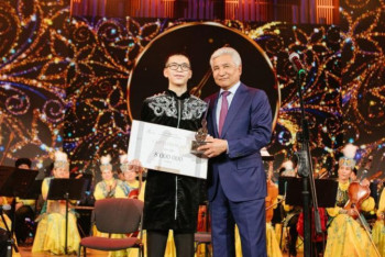 Фотография к новости: Незрячий подросток из Караганды купит квартиру родителям на выигранные в конкусе домбристов деньги