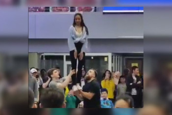 Неизвестные акробаты скрасили людям ожидание на вокзале в Нур-Султане