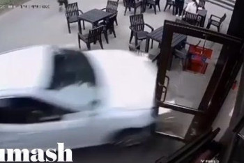 Фотография к новости: Автомобиль въехал в летнее в кафе в Алматы: пострадала женщина