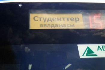 Фотография к новости: Неизвестный разбил камнем окно автобуса на остановке в Актобе