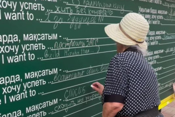 Фотография к новости: "Пока живу, хочу успеть…" – доску желаний установили на набережной Павлодара