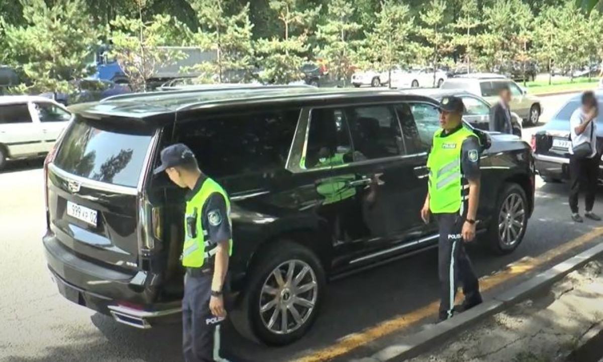 Джип со спецсигналами задержан в Алматы