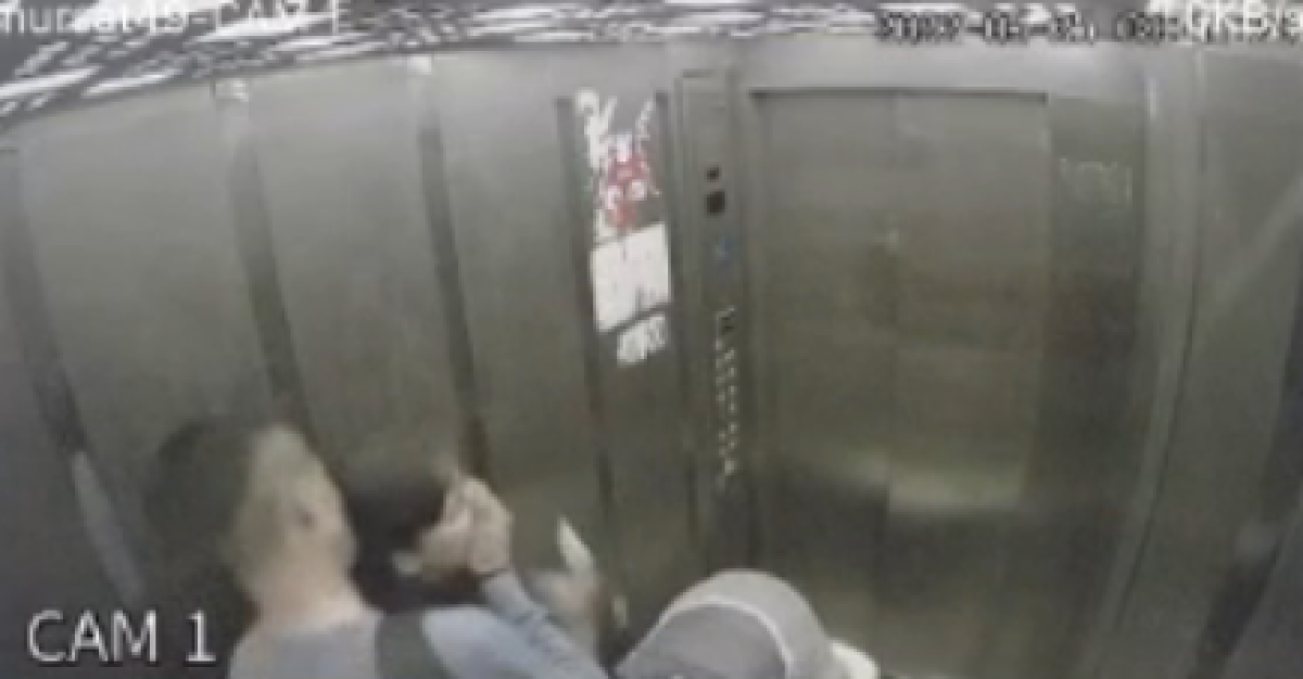 В Шымкенте мужчина напал в лифте на женщину с ребенком в коляске