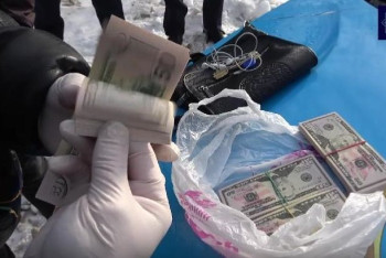 Фотография к новости: Казахстанцев осудили за сбыт поддельных 54 тысяч долларов