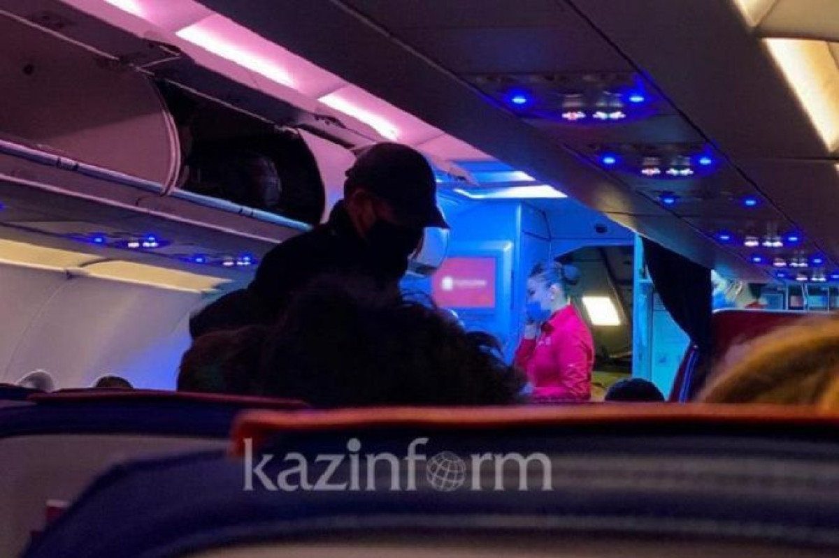 Кыргызстанца сняли с авиарейса за пьяный дебош в Нур-Султане