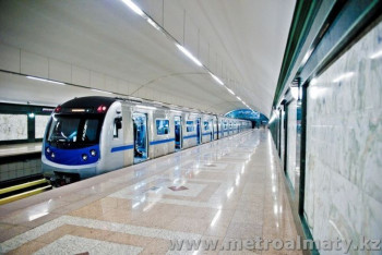 Почему поезд застрял между станциями в метро Алматы