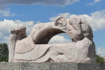 Фотография к новости: Памятник жертвам голодомора открыли в Караганде