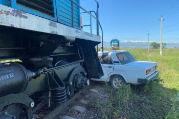 Фотография к новости: Автомобиль столкнулся с локомотивом в Алматинской области