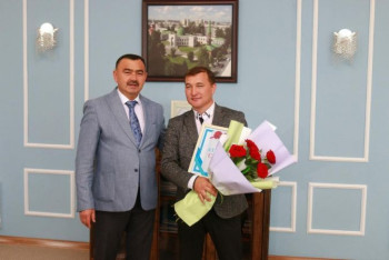 Фотография к новости: Спасшего при пожаре двух человек замдиректора НИШ Семея наградил аким