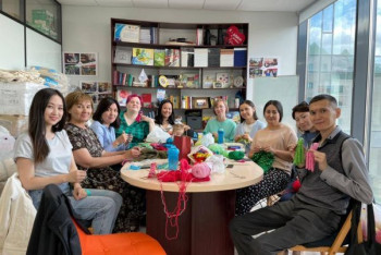 Фотография к новости: Создавая тепло. Как волонтёры РК согревают недоношенных малышей вязаными изделиями