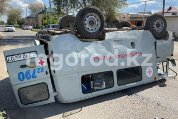 Фотография к новости: Машина "скорой" опрокинулась после ДТП в Уральске