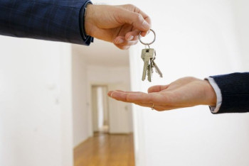 Фотография к новости: Как мы 22 тысячи человек проверим? Чиновники оправдались за выдачу жилья вне очереди в ЗКО