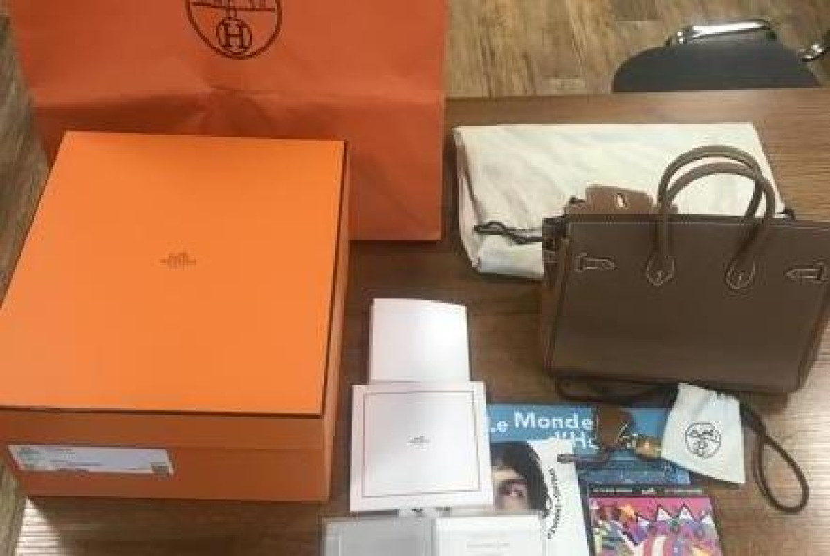 Сумку бывшего вице-министра продали за 4,5 миллиона тенге