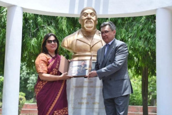 Фотография к новости: Бюст Абая установили в Нью-Дели