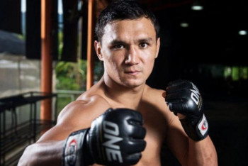 Кайрат Ахметов прошел взвешивание и дуэль взглядов перед боем с японцем