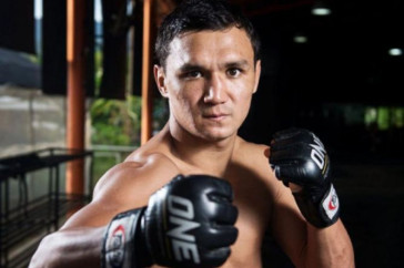 Фотография к новости: Кайрат Ахметов прошел взвешивание и дуэль взглядов перед боем с японцем