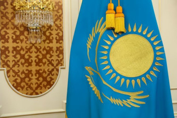 Фотография к новости: Наказывать певцов за мат и оскорбление госсимволов призвал сенатор