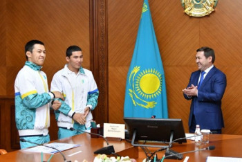 Фотография к новости: Ключи от квартиры вручили призёру Сурдлимпийских игр в Шымкенте