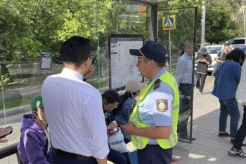 Фотография к новости: Сомнительные наклейки с QR-кодом убрали с остановок в Алматы