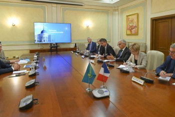 Фотография к новости: Карин ознакомил французских сенаторов с содержанием поправок в Конституцию