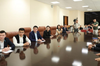 Фотография к новости: Важность конституционных реформ в Казахстане обсудили в ЕНУ