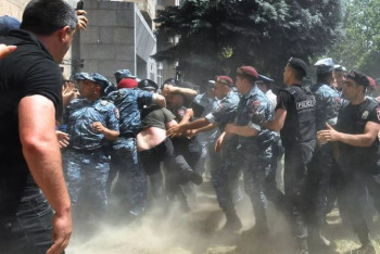 Фотография к новости: На акции протеста в Ереване начались стычки с полицией