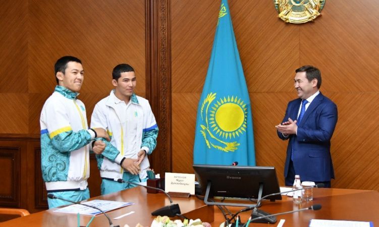 Фотография к новости: Ключи от квартиры вручили призёру Сурдлимпийских игр в Шымкенте