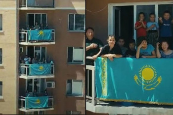 Фотография к новости: Флешмобом на балконах отметили День госсимволов в Кентау