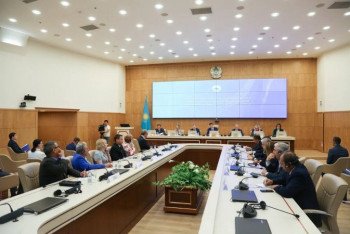 Фотография к новости: Члены Центральной комиссии референдума встретились с международными наблюдателями