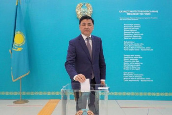 Фотография к новости: Акимы Нур-Султана и Алматы проголосовали на референдуме