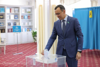 Фотография к новости: Мы начинаем новый этап развития Казахстана — Ашимбаев проголосовал на референдуме