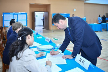 Фотография к новости: Спикер мажилиса Ерлан Кошанов принял участие в голосовании на референдуме