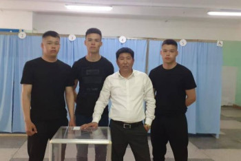 Фотография к новости: Тройняшки из Актау приняли участие в референдуме