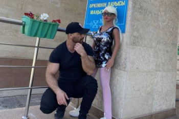 Фотография к новости: Резиновая кукла, собачка и именинники: как голосовали креативные казахстанцы на референдуме