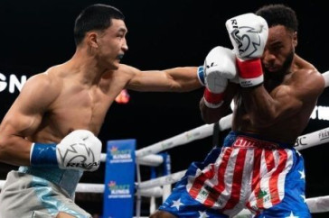 Фотография к новости: Казахстанец успешно дебютировал на профи-ринге