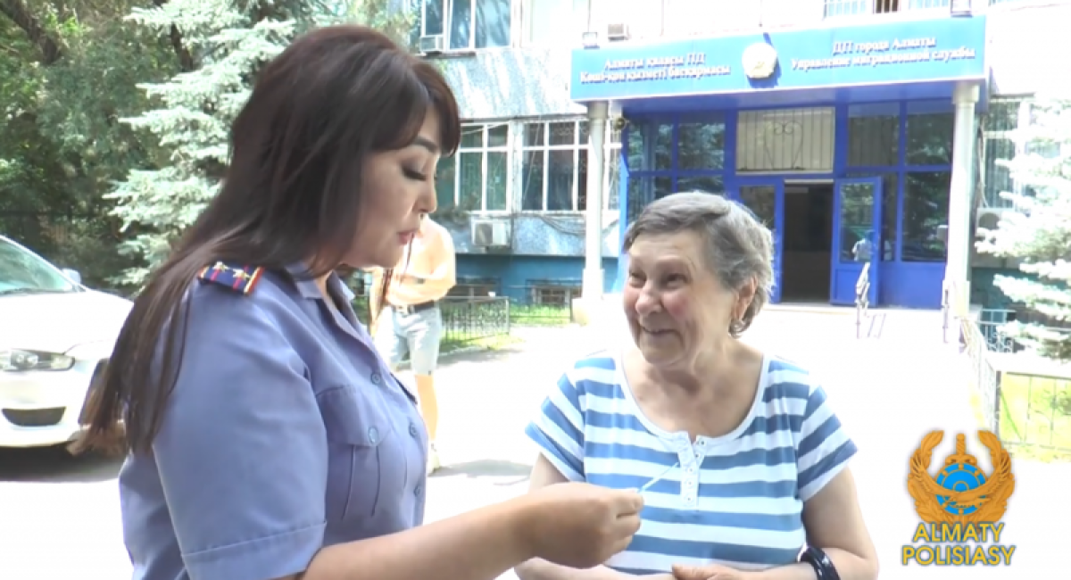 67-летняя алматинка получила первое удостоверение личности