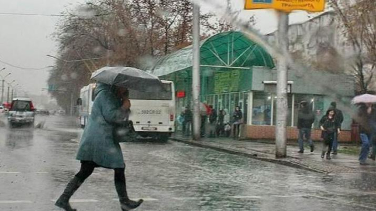 В 13 регионах Казахстана из-за непогоды объявлено штормовое предупреждение