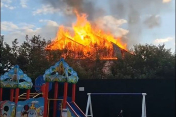 Заброшенный дом загорелся возле ЖК в Нур-Султане