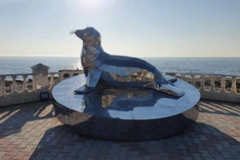 Фотография к новости: Установленный полгода назад "Тюлень" разваливается на набережной Актау