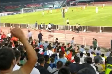 Фотография к новости: Кыргызские болельщики во время матча потребовали от президента новый стадион