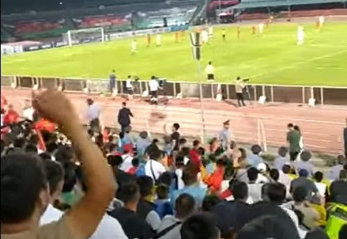 Фотография к новости: Кыргызские болельщики во время матча потребовали от президента новый стадион