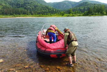 Двое мужчин выехали на моторной лодке и пропали в ВКО