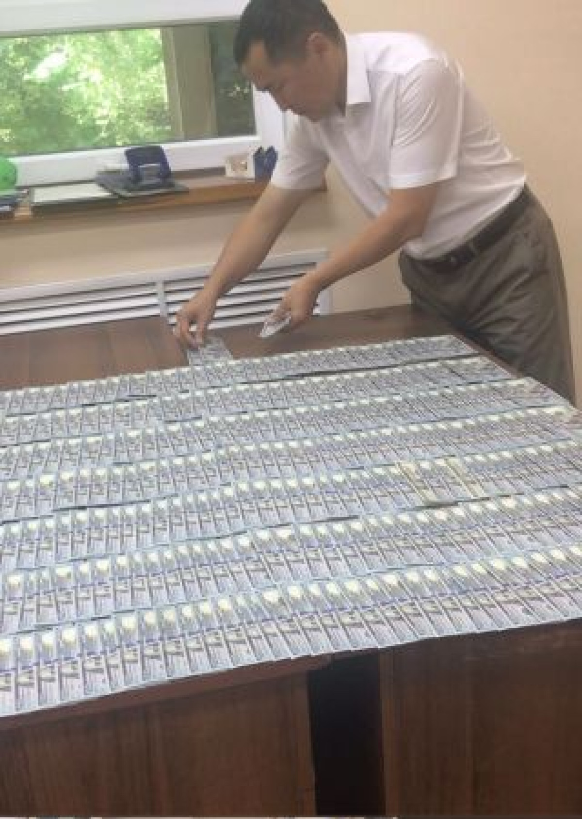 Казахстанец пытался вывезти в Грузию 36 тысяч долларов